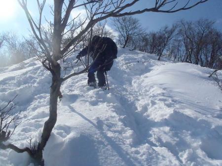 最初の急登はスキーで滑りにくい