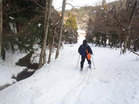1時間もしないうちにもう登山口。やっぱスキーで降りると超早い！