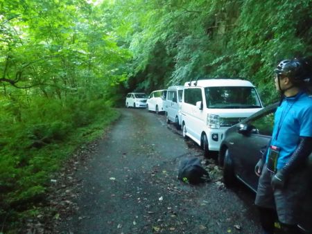 この先の林道が土砂崩れで通れないため、手前に車を駐車してスタート