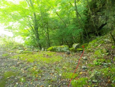 林道終点にある橋の手前右に下っていく。意外とこの道知らない人多いようだった