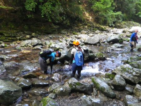 ここから入渓。水に入るとやはり冷たい。まずは体温を慣らすために沢の水を浴びた