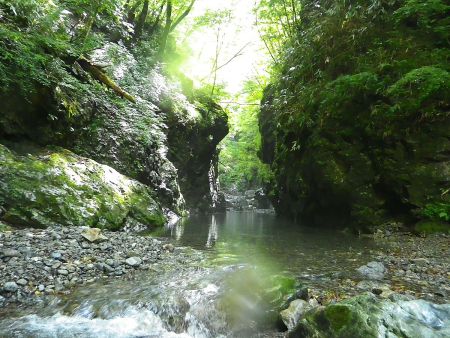 なんだかんだしてるとへっついさんに到着。ここの水温は低いので覚悟して入っていった