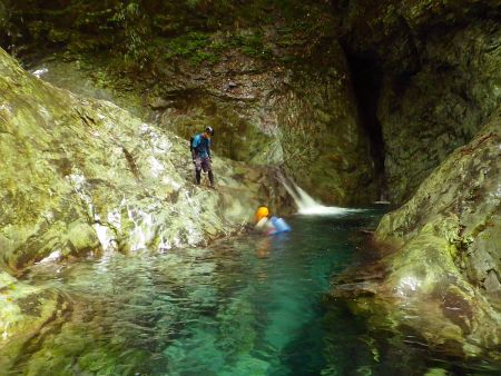ここも神秘的なポイントなんだよね。実はえりさんがいる場所から登らなくても手前だと簡単に登ることができた