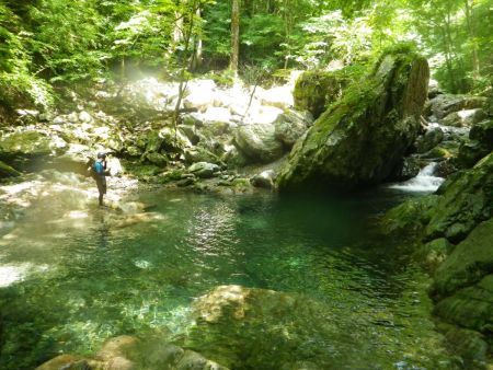ここまでくるとあともう少しで釜滝。大峰の沢はやはり迫力ある岩がたくさんある