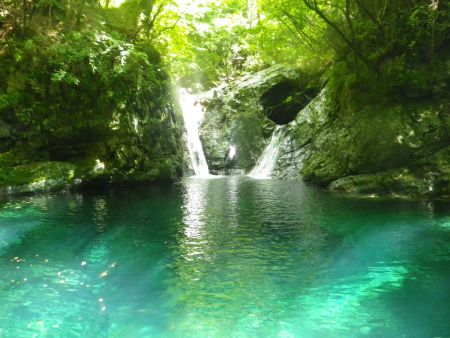 釜滝に到着。本日も日が差して滝壺はエメラルドグリーンになっていて流れる二つの滝が美しい