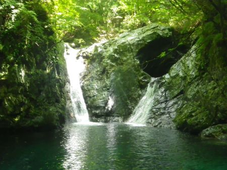 釜滝をズーム。最後は右側の穴からスライダーで滑る予定