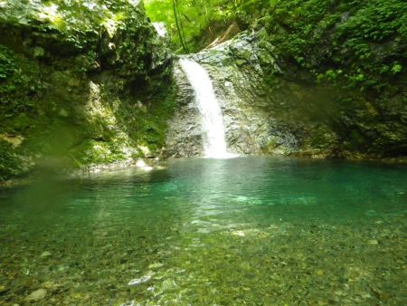 釜滝の上部にある滝。ここは人がいなくて静かなので昼食はここにした