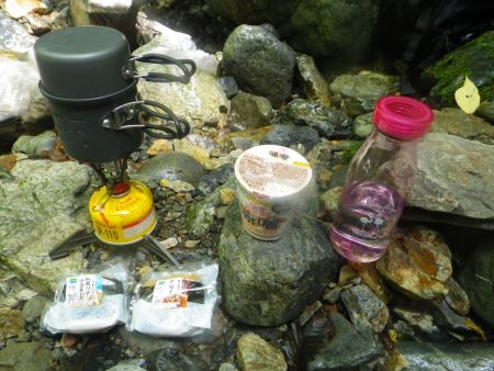 本日の昼食はこれ。カップラーメン味噌味は初めて食べてみたけど結構美味しかった