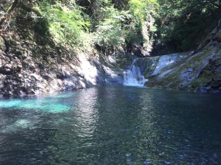 赤鍋滝に到着。左岸からトラバースしながら登ります