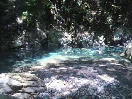 眠くなるような沢歩きだったので途中でブルーをみたり