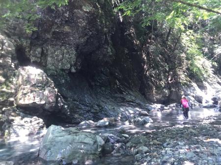 巨大な岩とS嬢を撮影したり