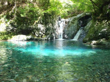 そして美しい釜滝に到着。向かって右側の滝が犬取谷側からの滝、左側がノウナシ谷側の滝
