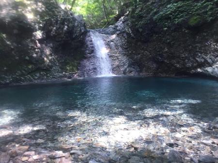 釜滝の手前から釜滝と反対側を見て左手から釜滝を巻いて登ったところ、ノウナシ側の滝。この滝は静かな滝でした。