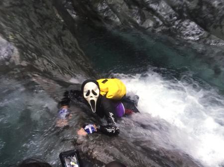 ひでぶ～さんのこのもがき流される姿が笑ってしまった