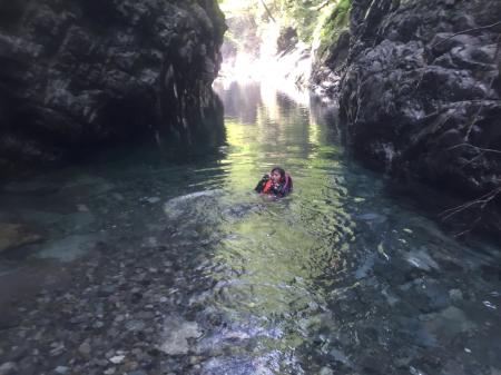 最後に冷たい水のへっついさんで浮かぶS嬢。冷たくないんかい！？