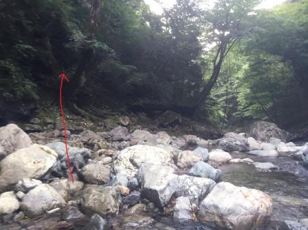 ここが正規！？の入渓ポイントのようです。ここを左に登っていくと階段があります