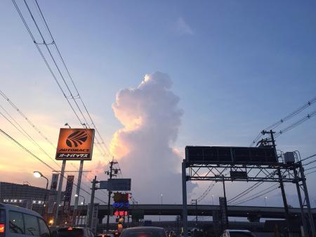 帰り途中、美原IC付近でやばそうな入道雲があって雷が何度か見えました。雨雲レーダーでみてみるとどうやら尼崎あたりが激しいゲリラ豪雨だったとか。確かにその方向でした。