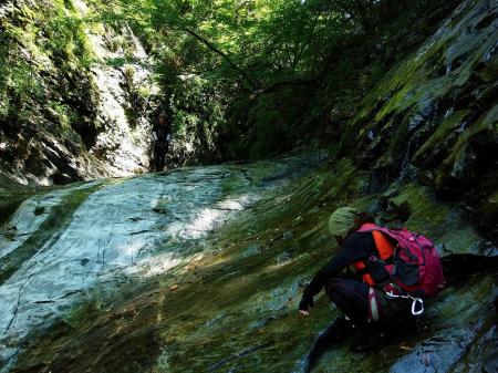 このS嬢が登っているところは、そこまで滑りませんが注意しながら登ります(ひでぶ～さん撮影）