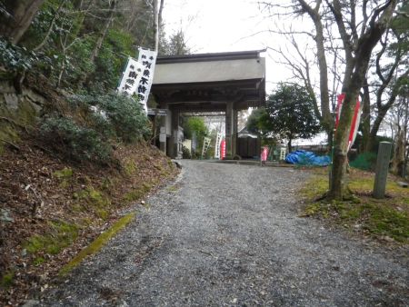 まずは金胎寺の境内に入る