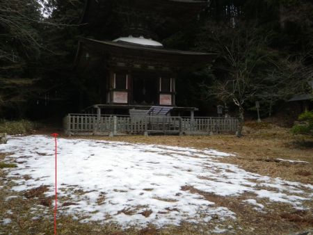 少し雪が残っているみたいだけど、このお堂の左側の登山道を進んでいく