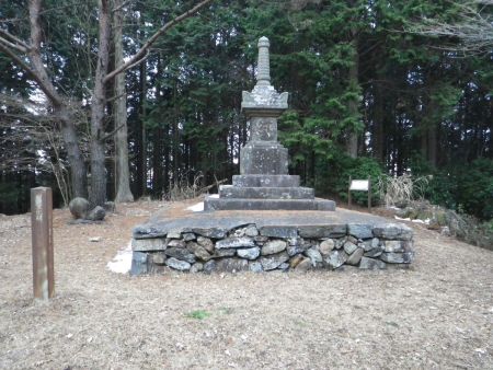 ここが鷲峰山のピークなはずだけど山頂看板はない