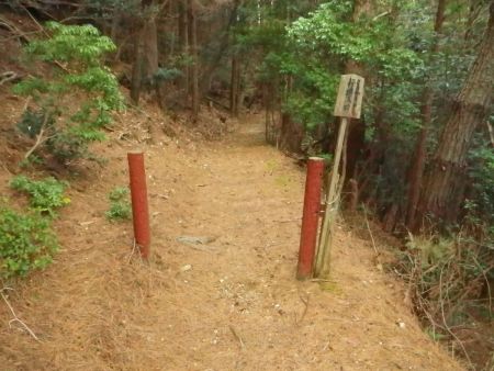 境内の出口にあたる場所で、ここから登山道になる