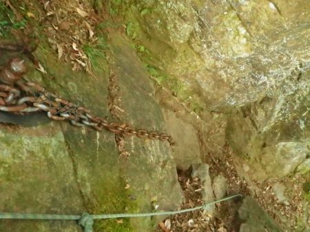 ロープと鎖場の下り。もうこの時点で力を入れすぎたのか膝が笑っていた