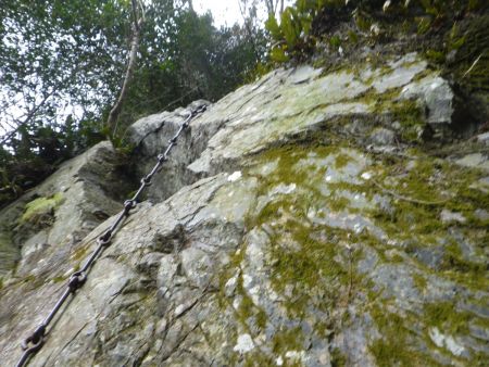 これ、登ろうとしたけど膝が笑っていてもう無理をするのを辞めようと思った。くやしいけど右側から巻いて登った。普通ならこんな岩場くらいなら登れると思うんだけどね