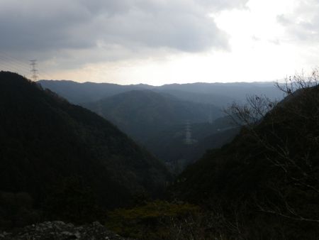 岩の上から、はじめて展望の良い場所があった。この先にも展望台があったんだけど霞み始めていたので今回はこれが一番いい展望になった