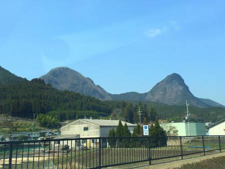 これから登る兜岳（左）と鎧岳（右）。見た感じ鎧岳のほうがキツそうだが、兜岳のほうがかなりキツい。