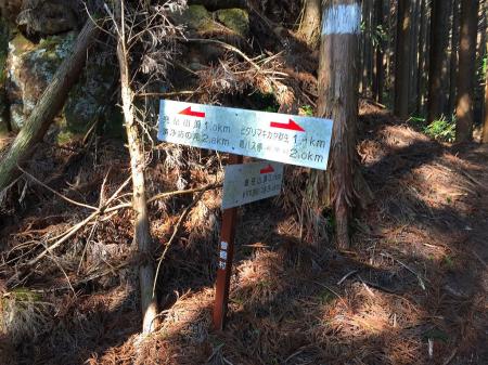 ここで分岐。下山時は鎧岳のほう、右から降りてくる