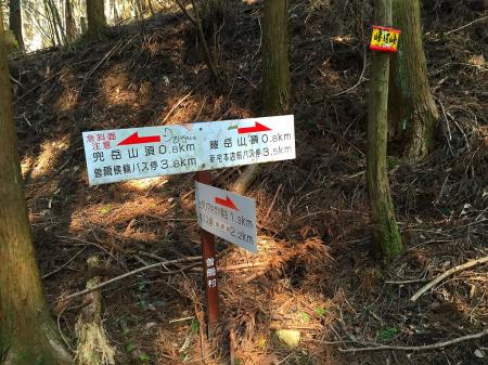 30分ほどでいづれも0.8kmと真ん中の峰坂峠に到着。兜と鎧、0.8kmと距離にすれば丁度半分だが、この二つは全く別のものだと後で気づかされる。