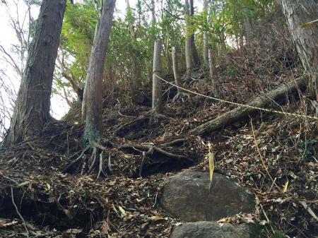 足を踏み外すと滑落しそうな勢いの斜面