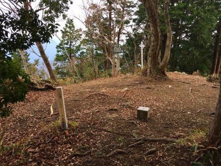 鎧岳山頂(893.9m)に到着