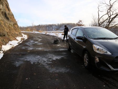 この先は雪が深くて車で通行できないためこの付近の広いところに駐車してスタート