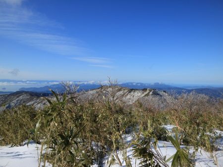 行きたかった白倉岳かな。あっちはもう少し展望良いみたいだけどもうここで十分満足した