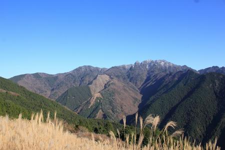 雪がかぶった山上ヶ岳、大日山、稲村ヶ岳