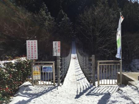 この揺れる橋を渡って入山
