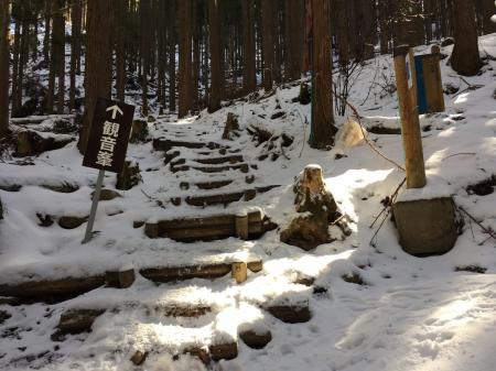 登山道に入ると積雪