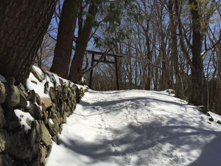 やっと観音平の休憩所が見えた