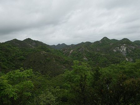 北西側の展望を見てみると右側の一番高くて少し尖った山が笠松山なんだけど、ここからだとかなり遠く感じた