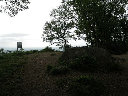 善防山（251m）に登頂。山頂は城跡のようでかなり広い。急登続きだったので、ここで大休憩をとることにした
