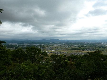 やはり展望を見ても遠くの山は雲に隠れているのか良く見えない。遠く薄っすらした山は高いんだけどね