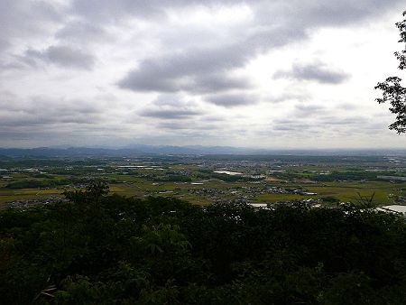 こっちは少し南側の展望だけど、やはり遠くの山は霞んでいてよくわからなかった