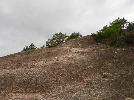 吊り橋を渡るとすぐに鎖場になっていた。足の置き場はしっかりあったので鎖を使うことはなかったんだけどね