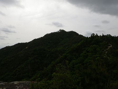 振り返るとさっき登った善防山が見えた。あまり特徴的な形をした山ではないね
