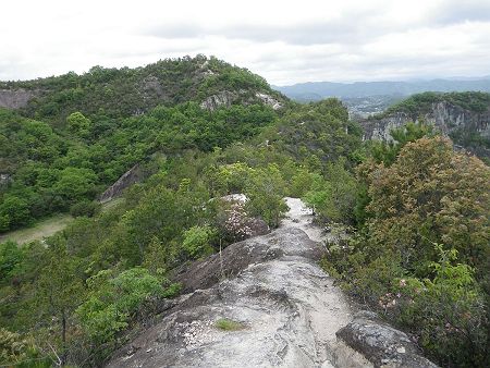 さらに気持ちの良い稜線歩きが続くんだけど、こまめなアップダウンがあって疲れてきた。それにしても本当にここはアルペンチックなムード満載のルートだね