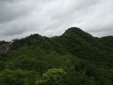 笠松山の頂上に近づいてくると山頂にある展望デッキが見えた。地形を見てみると山頂直下は急登になっているはずなので、またがんばらないといけない