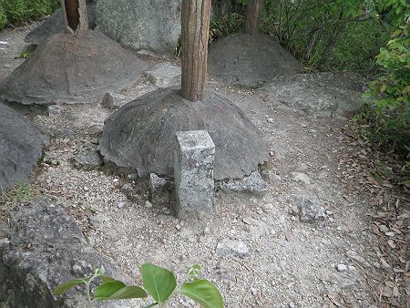 笠松山は三角点があるはずなので確認すると、展望デッキの真下に設置されていた。この三角点は意味があるんだろうか！？