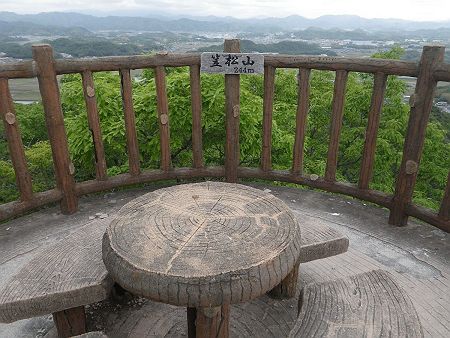 笠松山（244.4m）の山頂に到着。山頂そのものが展望デッキになっていた。ぶっ通しで歩いてきたのでここで大休憩をとることにした